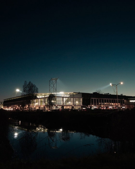 Kooi Stadion verlicht aan het water bij nacht