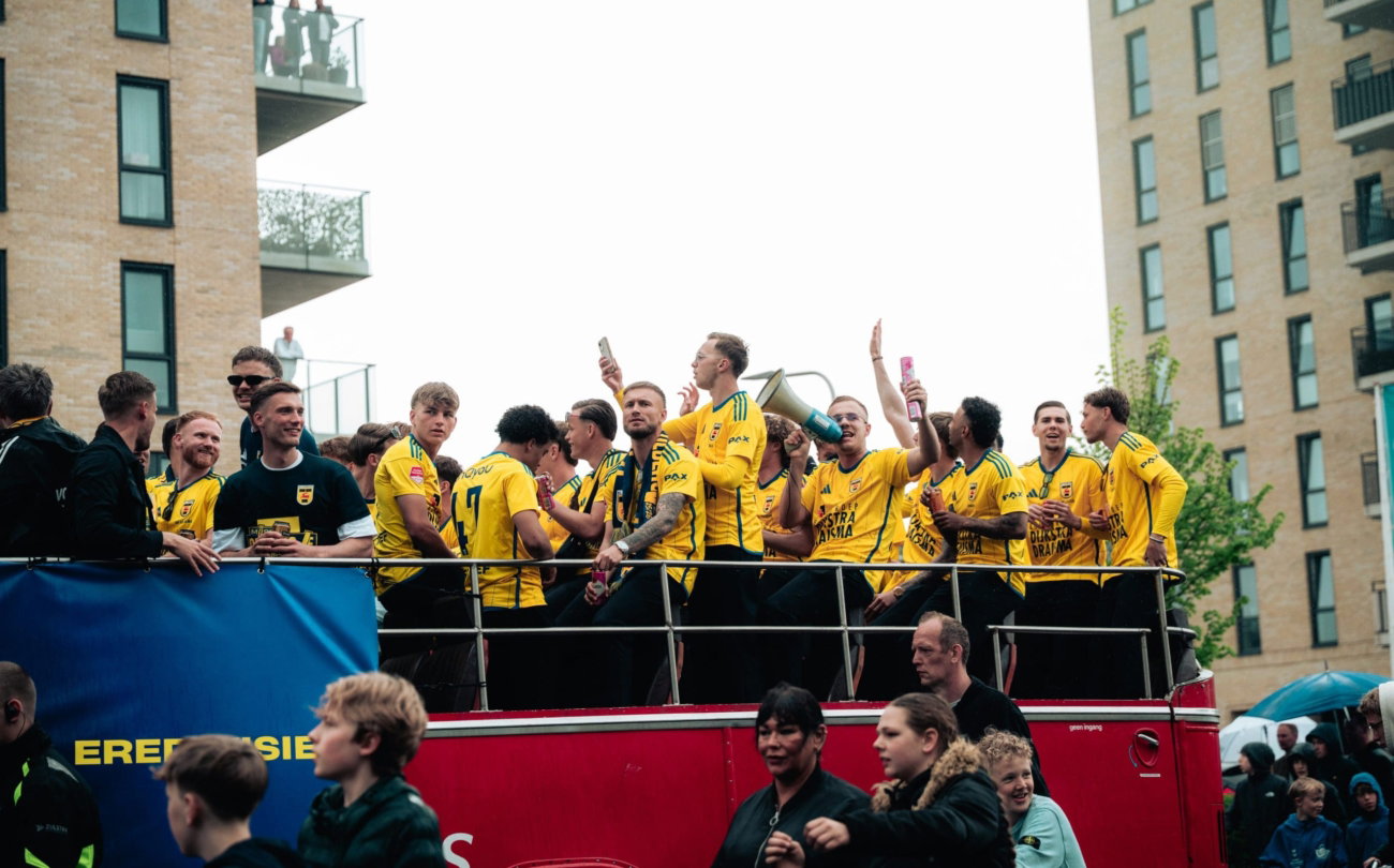 Spelers op de bus bij de huldiging