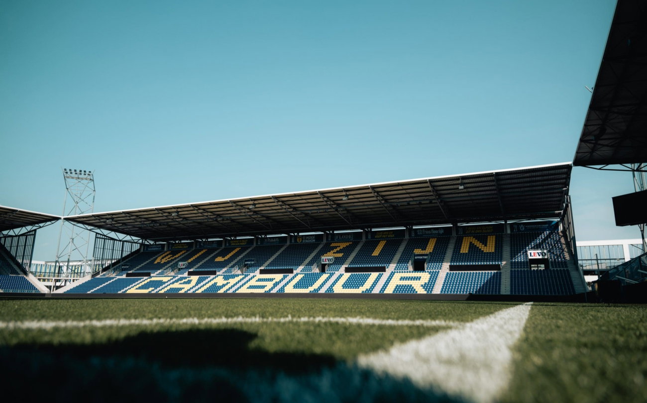 Tribune met Cambuur-letters en grasmat