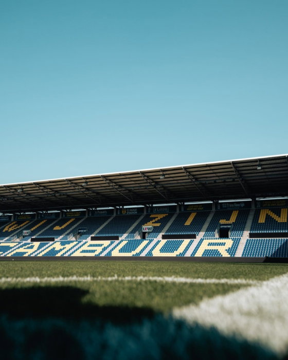 Tribune met Cambuur-letters en grasmat