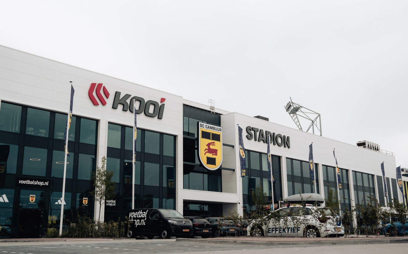 Gevel Kooi Stadion met parkeerplaats