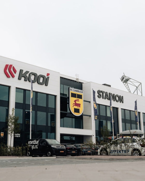 Gevel Kooi Stadion met parkeerplaats