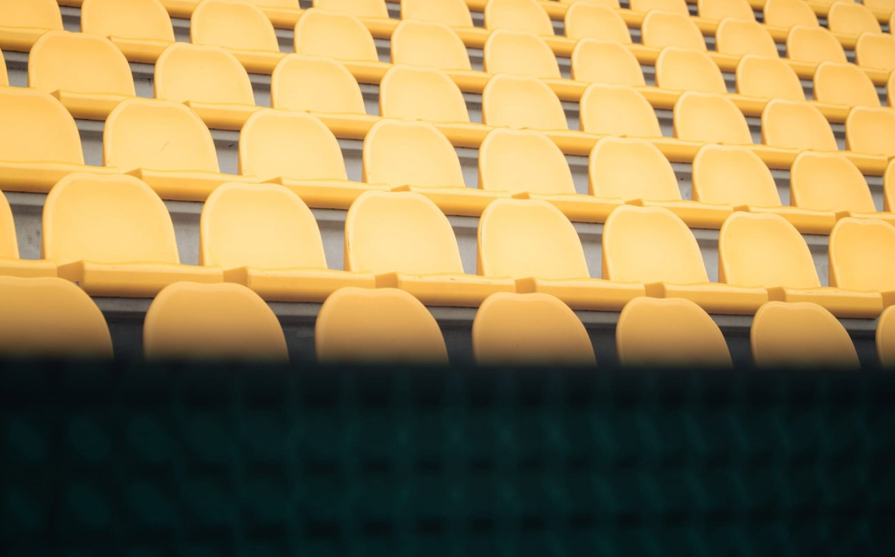 Gele stadionstoelen in het licht