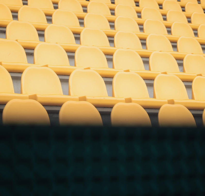 Rijen gele stadionstoelen