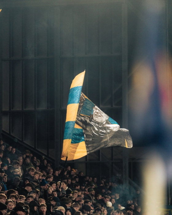 Vlag met Oldehove boven de supporters