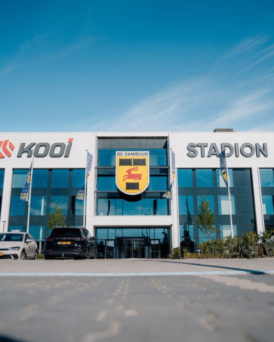 Gevel Kooi Stadion bij blauwe lucht