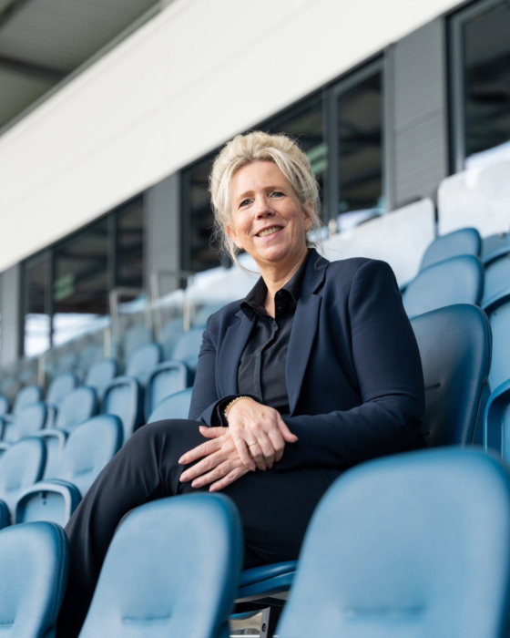 Directeur zit op de blauwe tribune