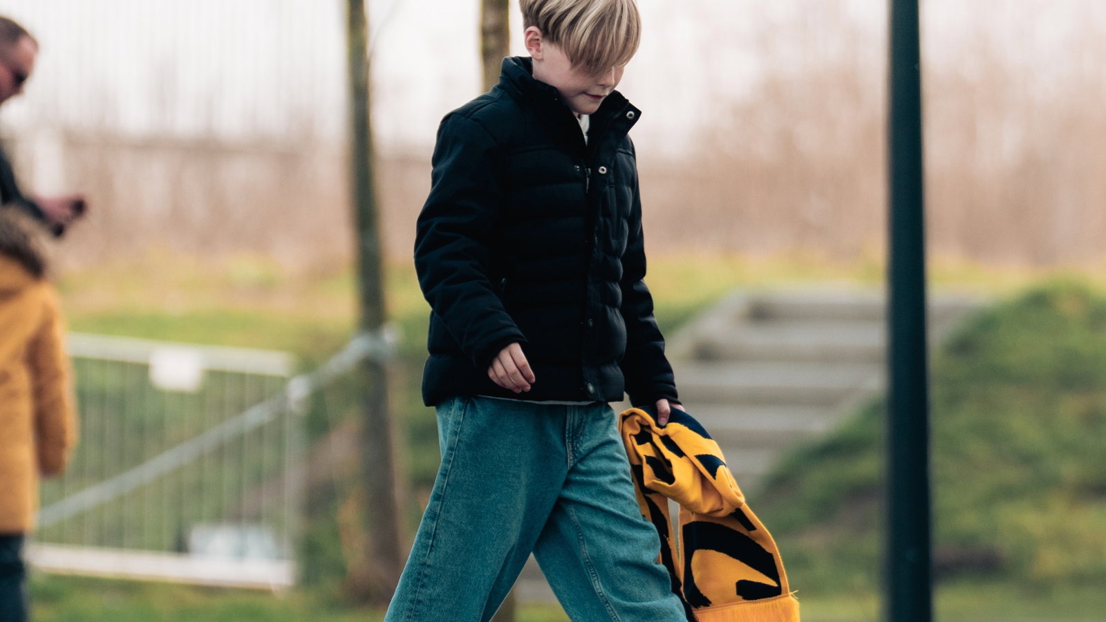 Kind loopt met Cambuur-tas buiten