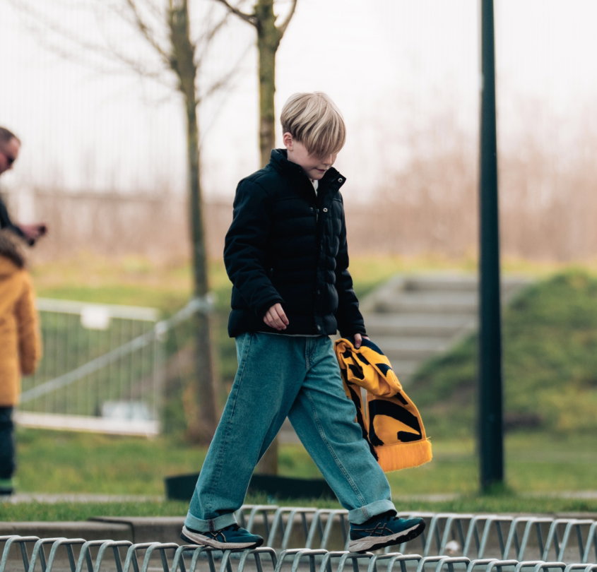 Kind loopt met Cambuur-tas buiten