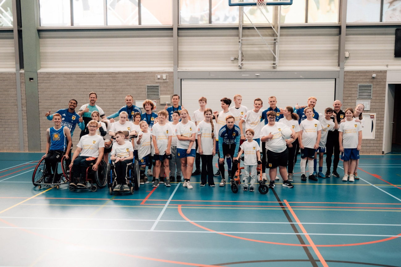 Jongeren krijgen lach niet van hun gezicht op sport- en spelmiddag