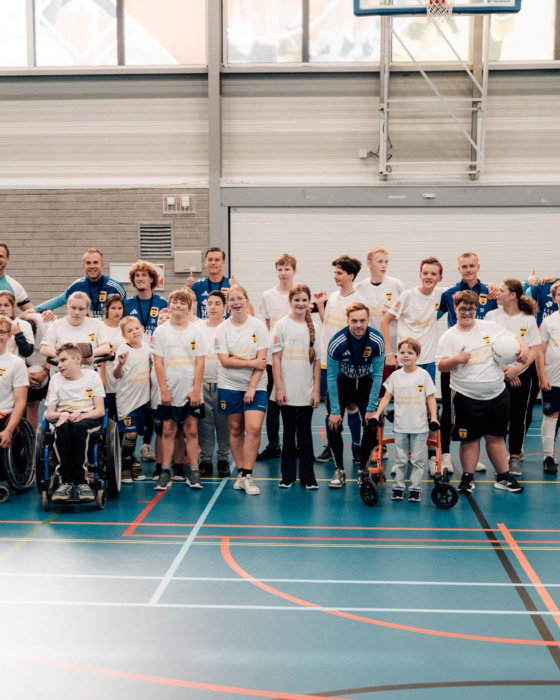 Groepsfoto aangepast sporten in de sporthal