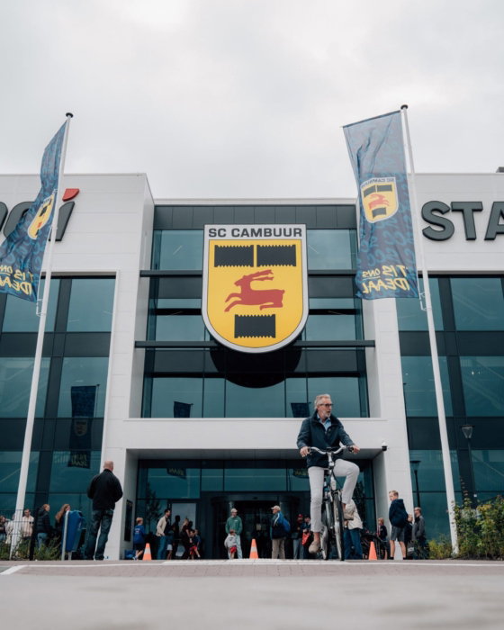 Hoofdingang Kooi Stadion met vlaggen