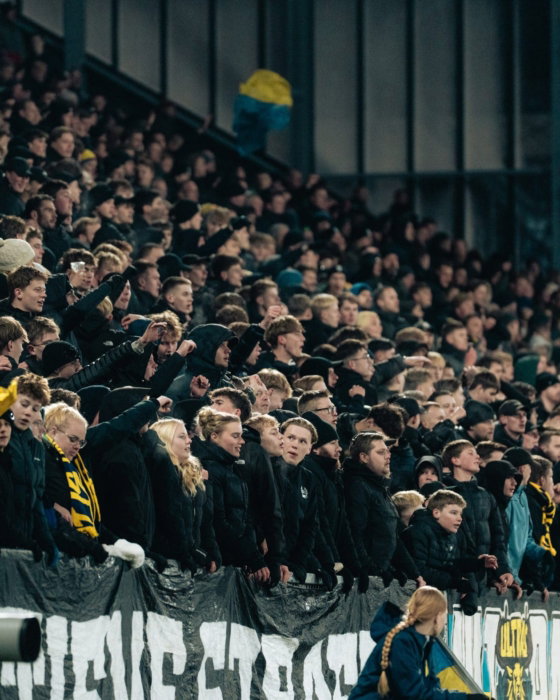 Volle tribune met vlaggen en spandoeken