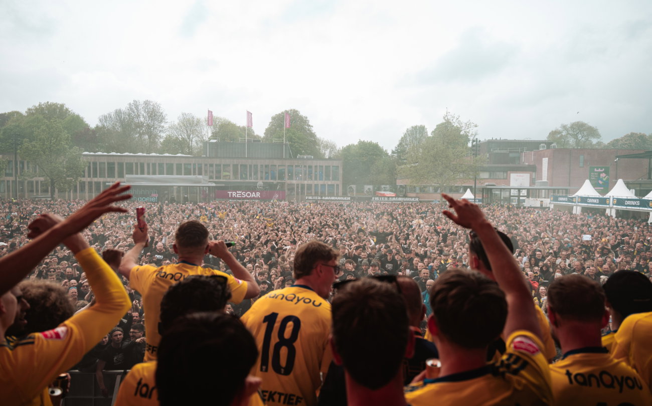 Spelers vieren met een grote menigte