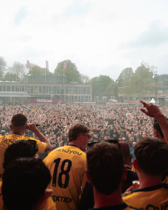 Spelers vieren met een grote menigte