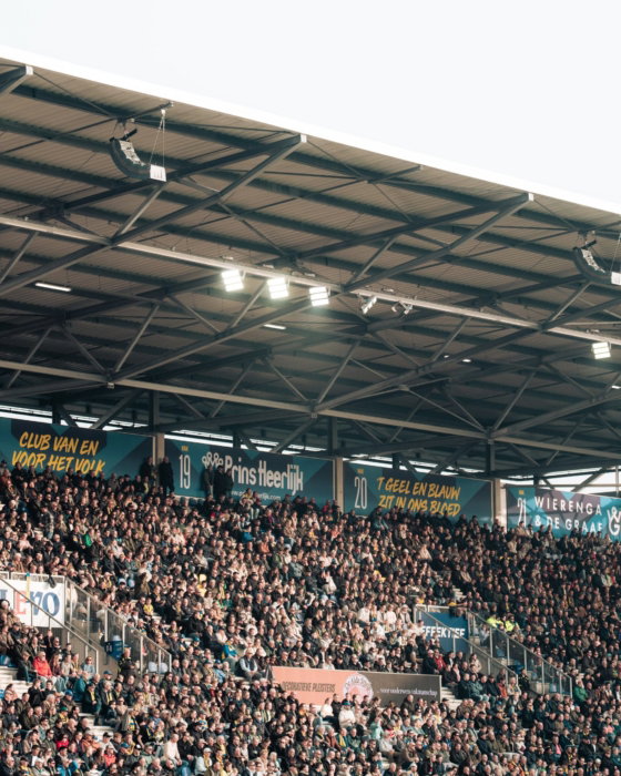 Volle tribune onder het stadiondak