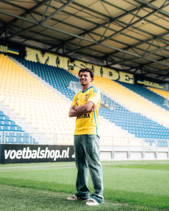 Speler op het veld van het oude stadion