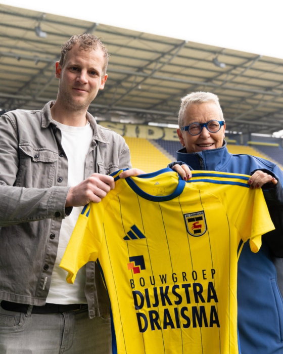Partners met geel Cambuur-shirt op het veld