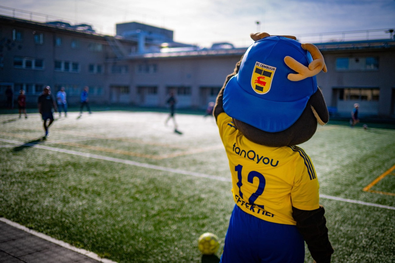 Spelers SC Cambuur bezorgen kinderen fijne dag in gevangenis Leeuwarden