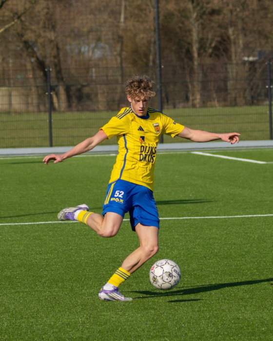 Jeugdspeler in geel haalt uit