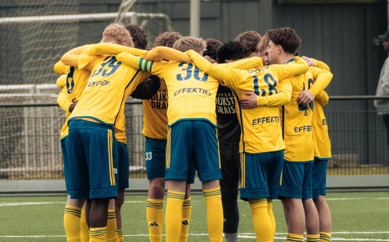 Jeugdteam in geel in een kring