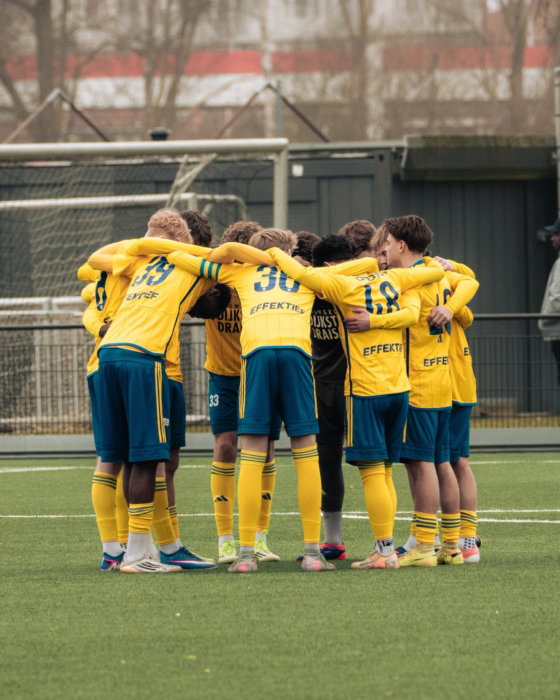Jeugdteam in geel in een kring