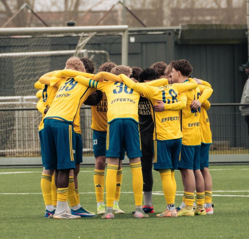 Jeugdteam in geel in een kring