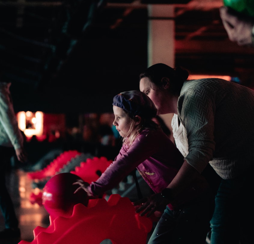 Gasten in een donkere lounge met rood licht