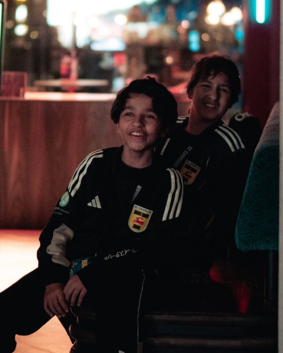 Jonge supporters in de supportershome