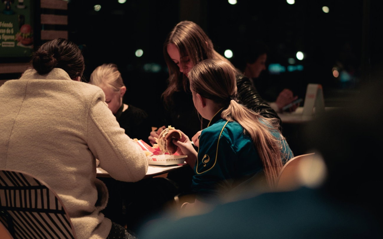 Gasten aan tafel in de businessclub