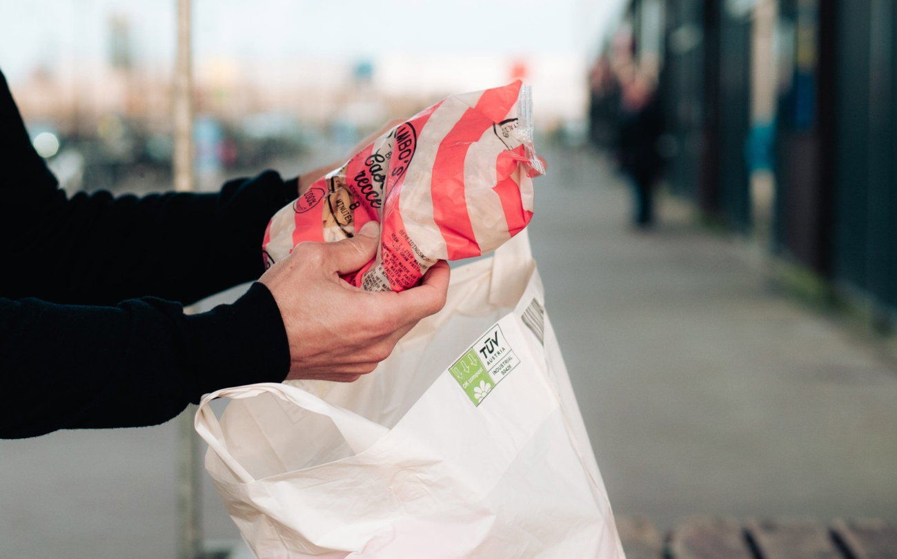 Hand met een tas vol producten