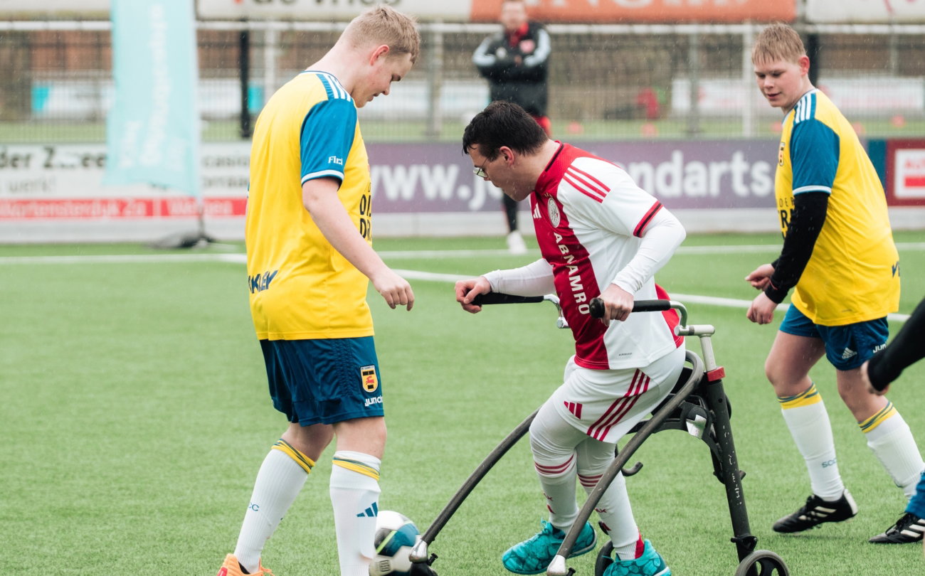 Speler met looprek speelt voetbal