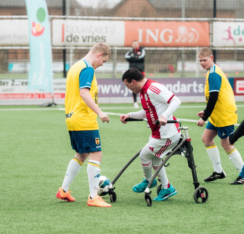 Speler met looprek speelt voetbal
