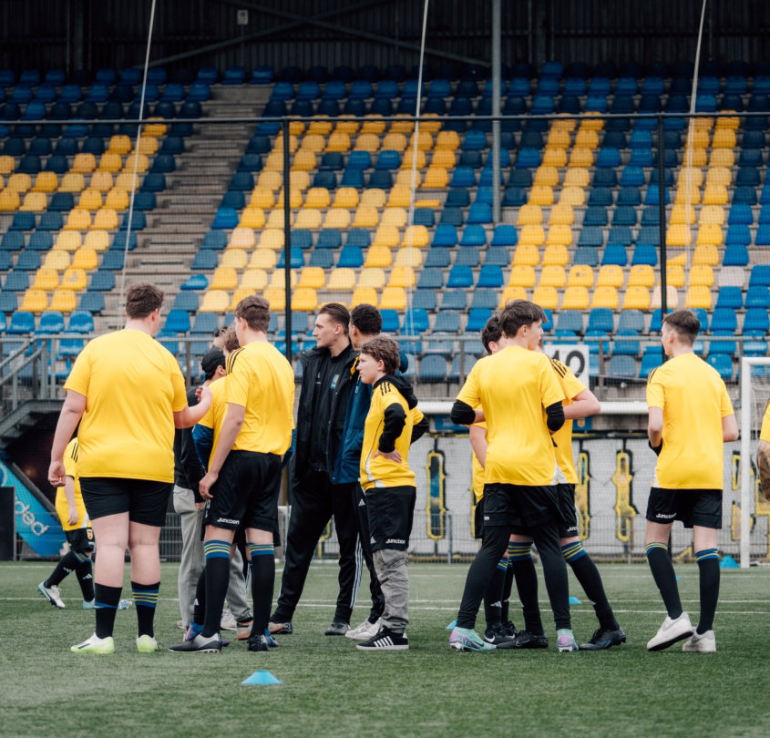 Jeugdselectie traint voor de tribune met Cambuur-letters