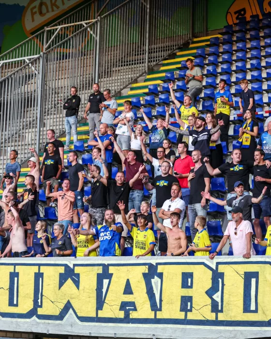 Supporters met vlag in het stadion