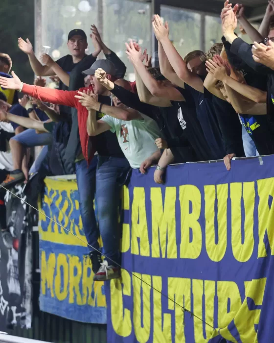 Supporters juichen achter spandoek Cambuur Cultuur