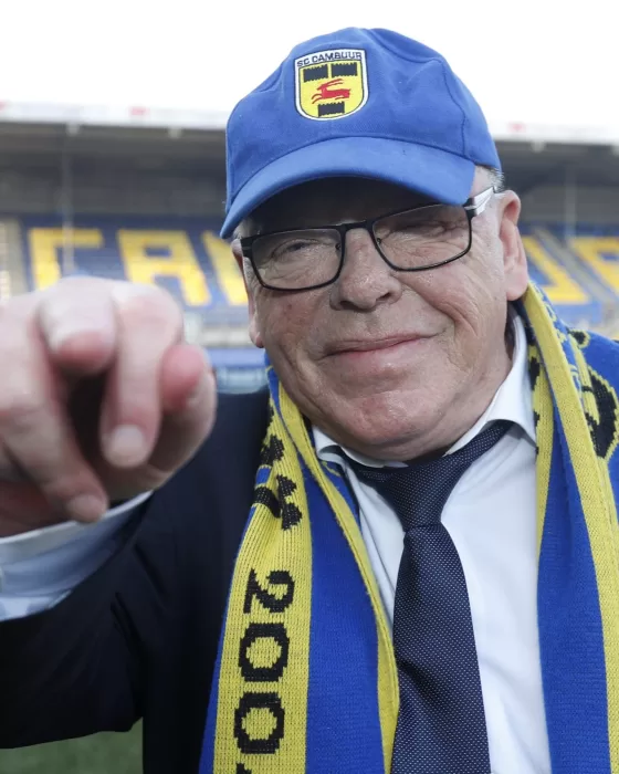 Supporter leest de krant in de lounge
