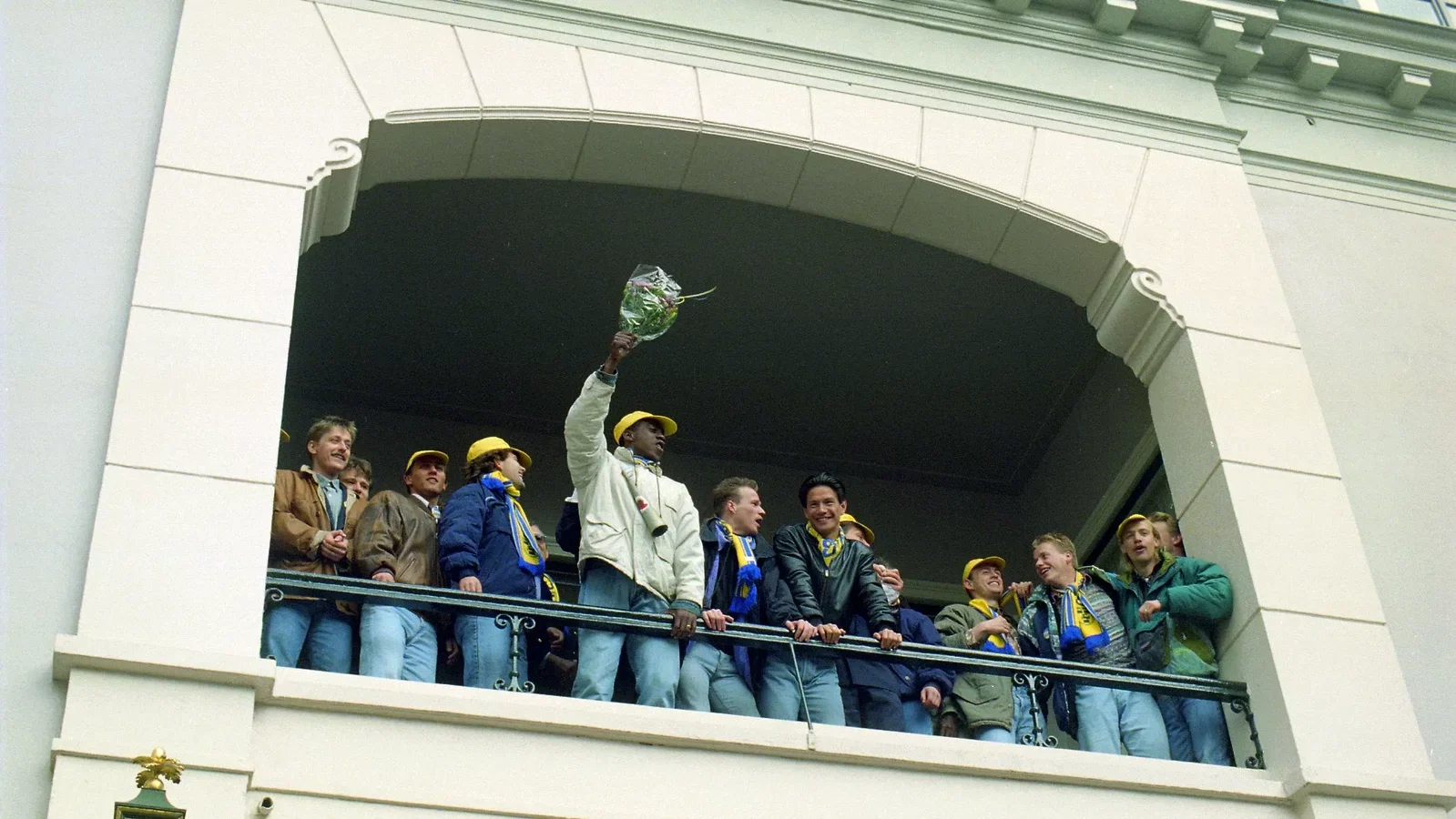Supporters op het balkon bij de huldiging