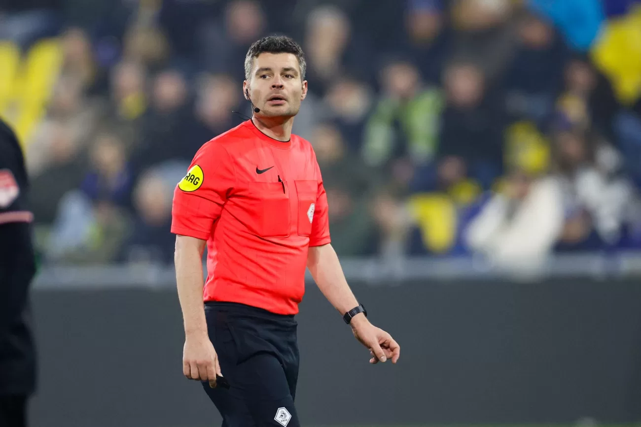 Erwin Blank fluit SC Cambuur – FC Twente