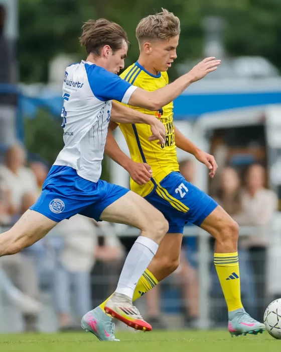 Jeugdspeler in duel tijdens toernooi
