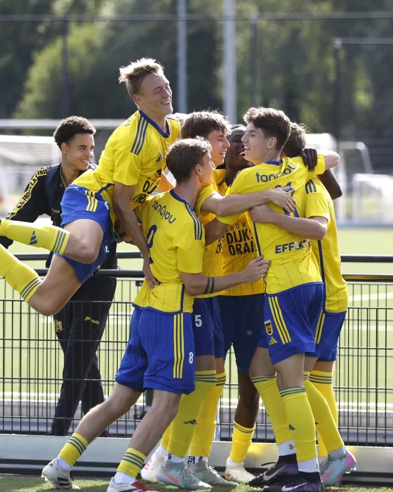 Jeugdspelers vieren een doelpunt