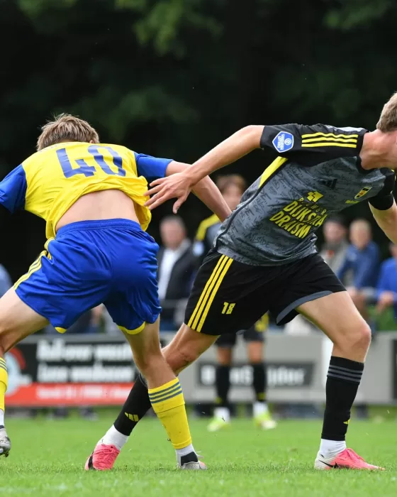 Jeugdspelers in duel om de bal