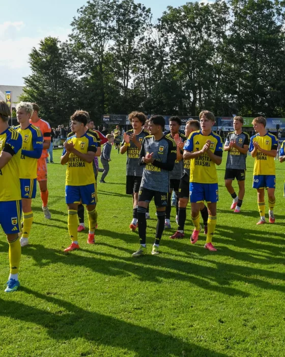 Jeugdteams in rij voor de aftrap