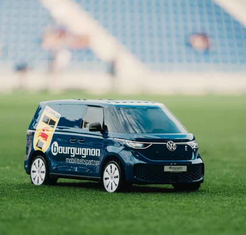 Cambuur-bus van Bourguignon op het veld