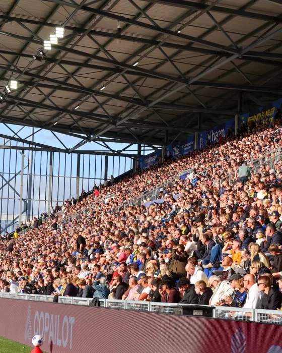 Volle tribune met letters SC Cambuur