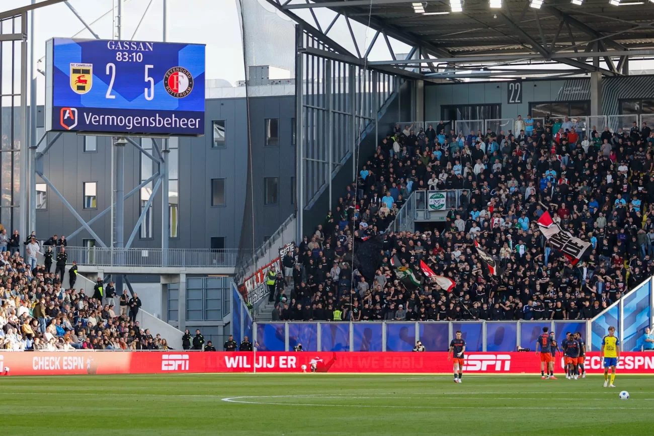 SC Cambuur verliest met ruime cijfers in door vuurwerk ontsierd duel