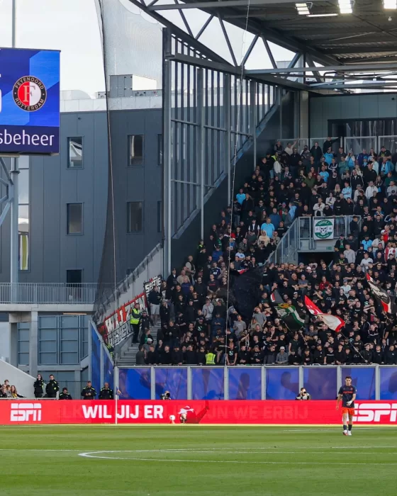Volle tribune met scorebord