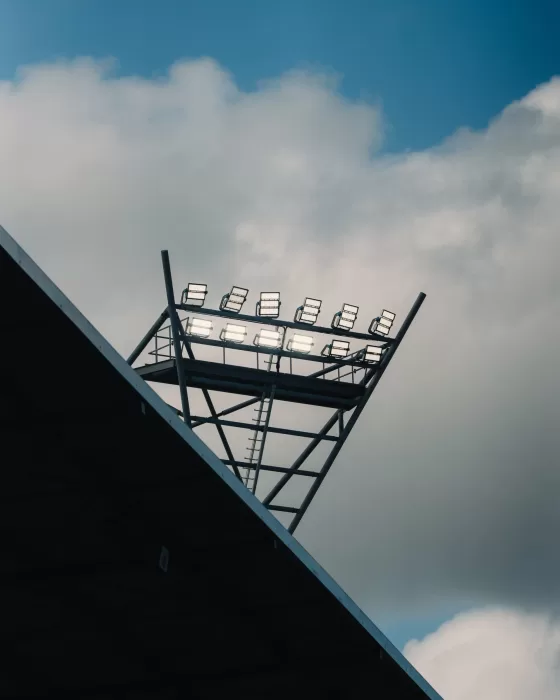 Lichtmast tegen de wolken