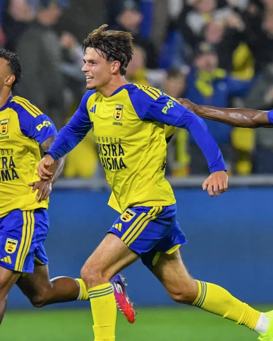 Spelers rennen juichend weg na een doelpunt