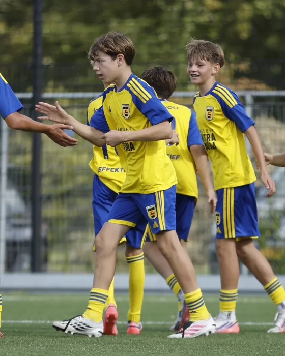 Jeugdspelers geven elkaar high fives